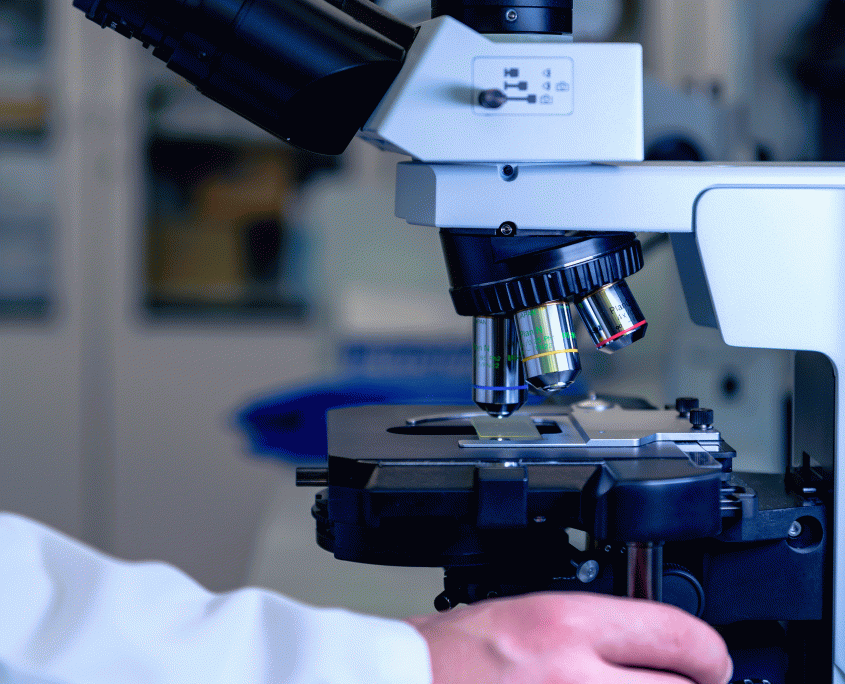 un-trabajador-de-laboratorio-que-trabaja-con-un-microscopio-moderno-mientras-realiza-una-investigacion22